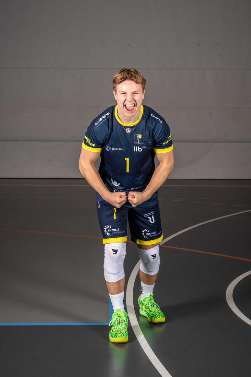 Samson Olsen jubler i klubbdrakt